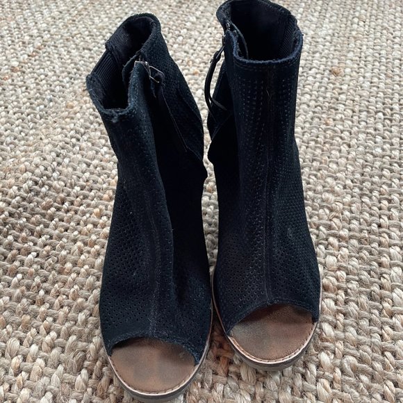 Toms Majorca Perforated Suede Peep Toe Block Heel Ankle Boots | Black 7.5 - Picture 4 of 5